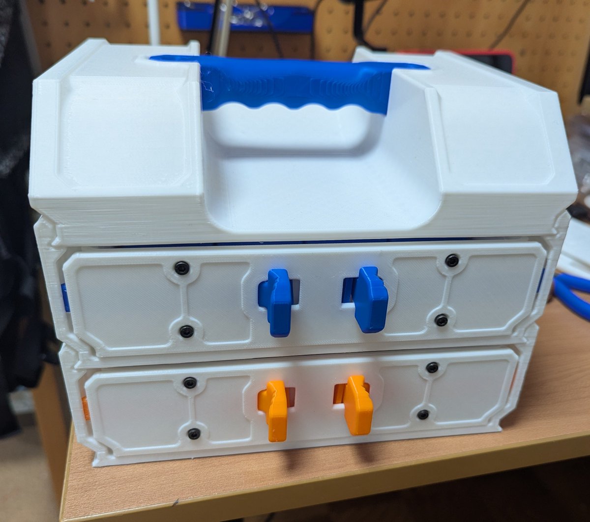hrs_sano645's tweet photo. #toolstack こんな感じになってきていて、ネジ入れに使おうとすると、ネジが溢れるので、蓋も作ってる。 https://t.co/024ihrV7vx