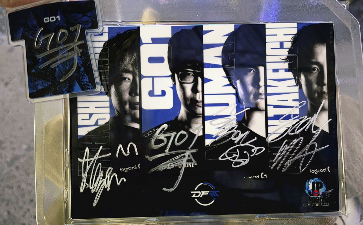 qomizz's tweet photo. SFLの謎の板、ついに全員分のサイン揃ったぞ〜！うれしい！PWSさんファンミの開催ありがとうございました☺️ https://t.co/UGN3j7g0uc