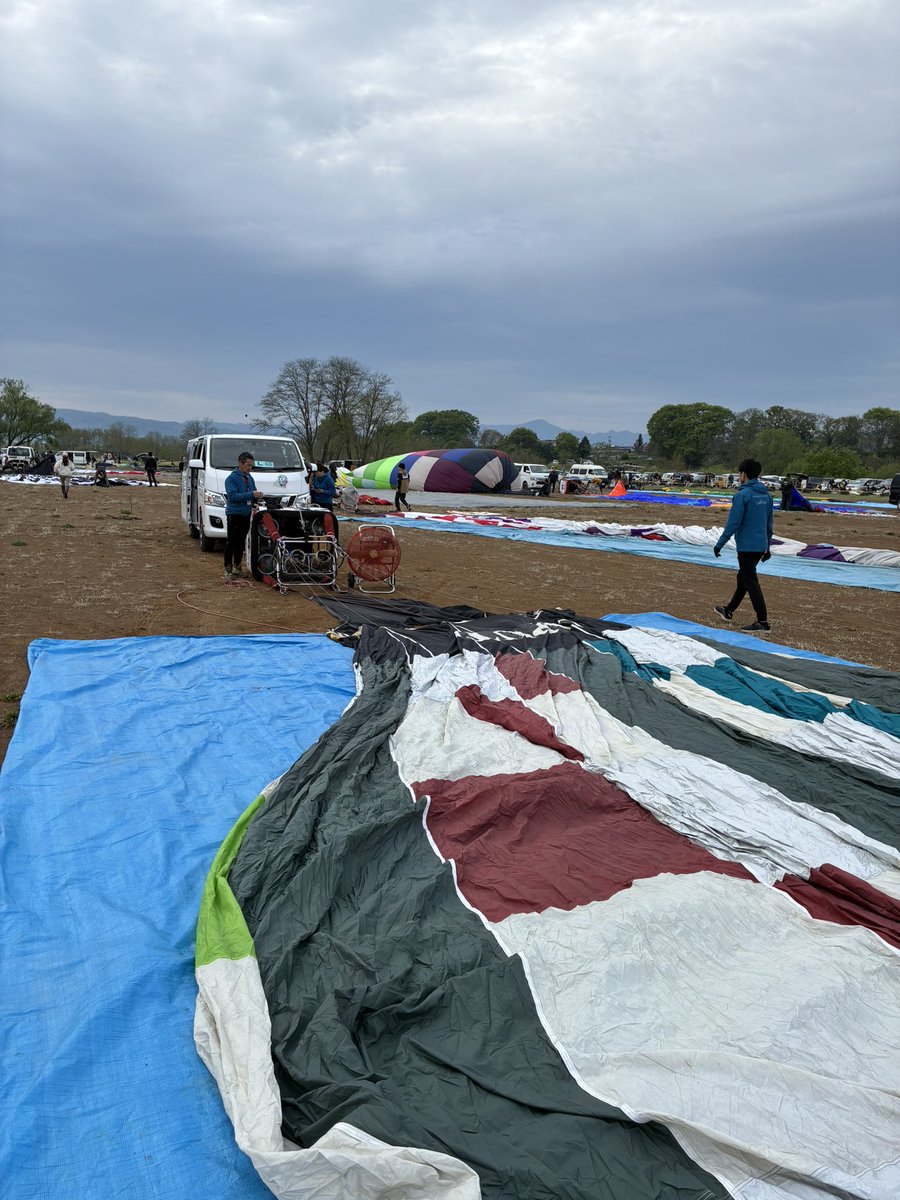 Z23FdAIeAvqbOLE's tweet photo. 今日は曇りの中、熱気球の立ち上げ作業❗️
午後は風が強いけど、飛べるかなぁ…
#熱気球 #佐久バルーンフェスティバル #バルーン https://t.co/wKDafv78at