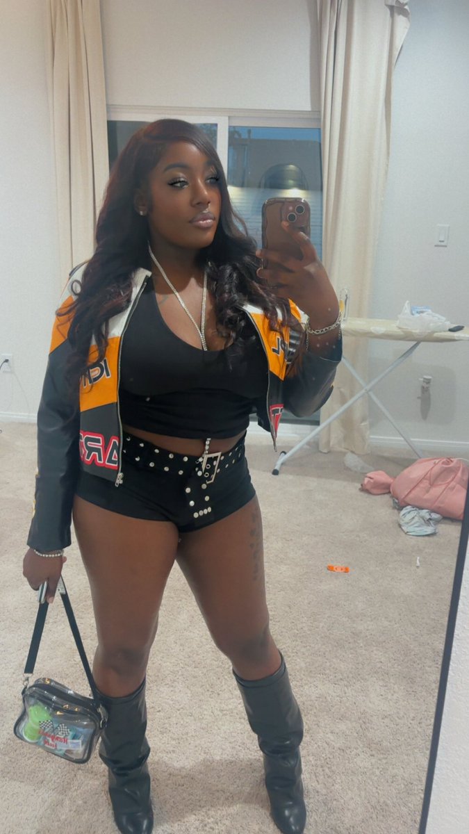 _LashaeT's tweet photo. buckle up 💋 https://t.co/N9CSJGkCkm