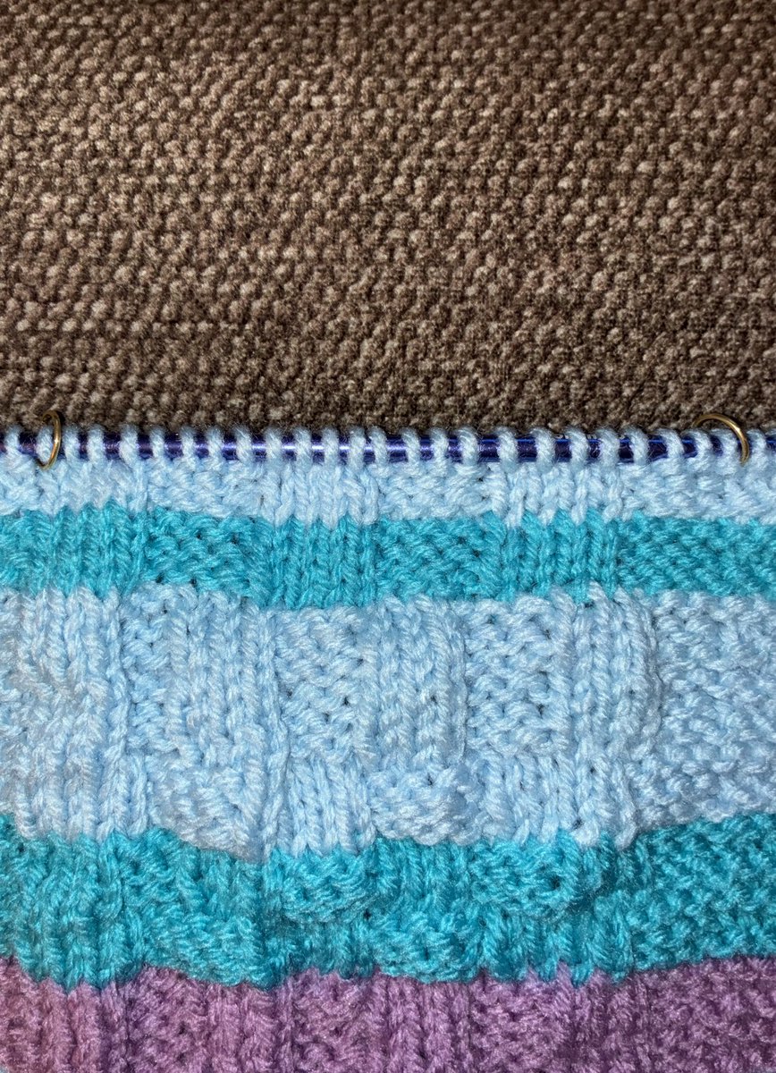 S_Stitcher's tweet image. Wessagussett DewPoint &amp;amp; Temperature Tippet; knit; Day122; Dew Point 42°; Temp 53°; X
.
#WessagussetDewPoint&amp;amp;TemperatureTippet #knit #Day122; #DewPoint42° #Temp53° X