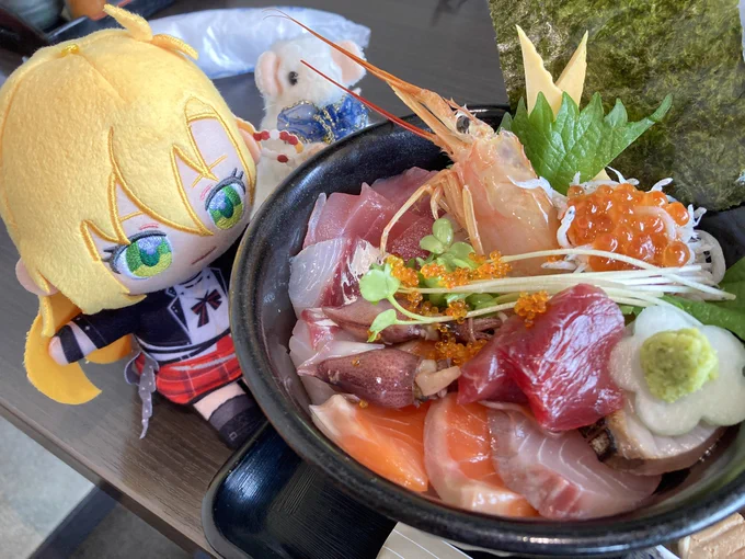 ラーーーーーーーーンチ!!!!!!!! 唐揚げ目当てでやってきた店でまた海鮮丼に目移りしてしまったネズミがいるらしい 海鮮丼美味しかったです!! 食後のコーヒーとえびせんべいでまったり!