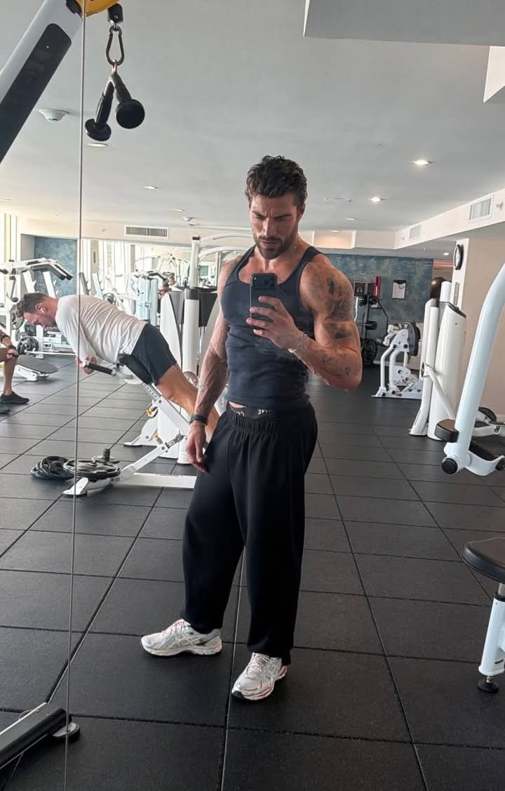 Zedd9990's tweet image. Happy weekend
Simone Susinna
#actor 
#model 
#italy 
#italia 
#brasil 
#perfect 
#beleza