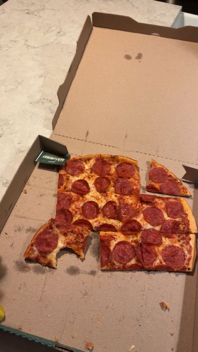 PeterPaulson69's tweet image. Feel like I’m in 8th grade home by 11 crushing pizza and orange crush. #godisgood