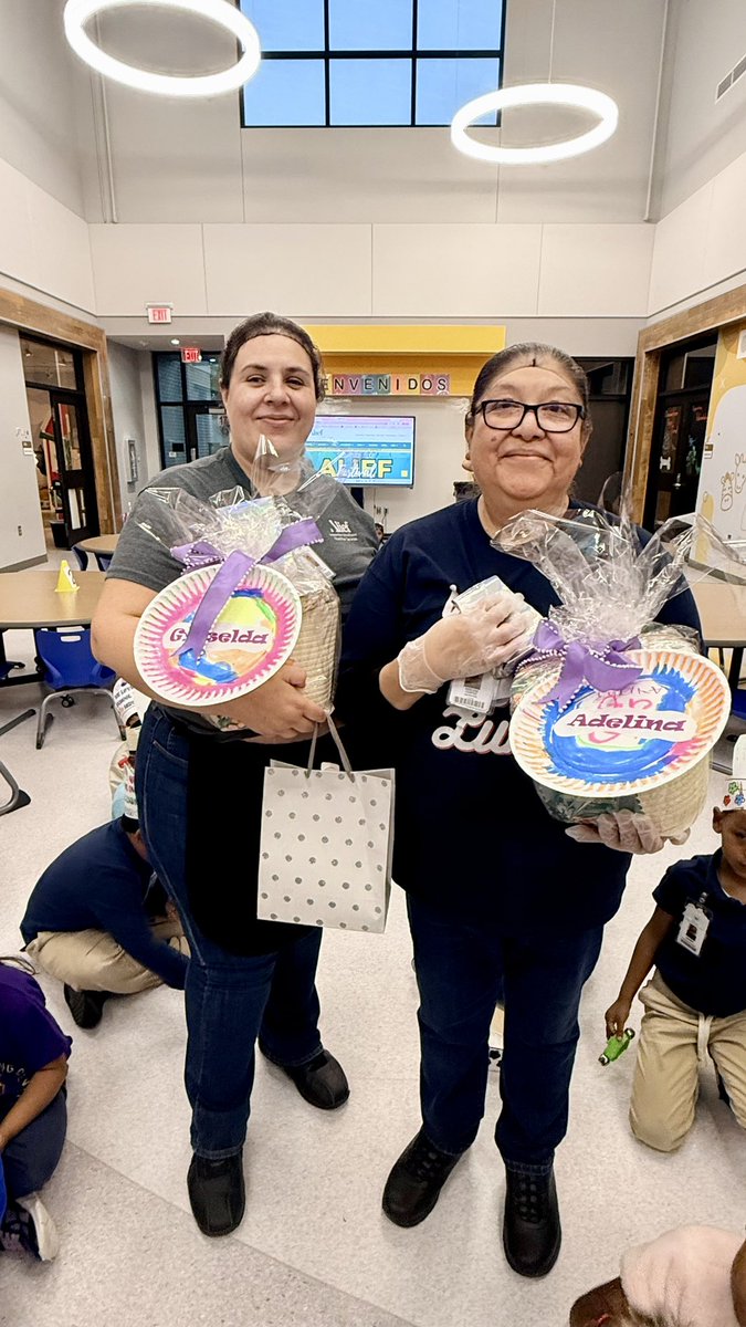 Janeth_UK's tweet image. Thank you to our wonderful @Martinez_ELC lunch heroes Griselda &amp;amp; Adelina for serving #breakfast, #lunch &amp;amp; smiles every day to our 👦🏻🦋🧒🏻 @AliefPreK youngest @Mariposas‼️Happy #SchoolLunchHero Day! 😊🍔❤️ @Alief_Nutrition @AliefISD Dream Big, Fly High‼️❤️ #SomosAlief  #WeAreAlief