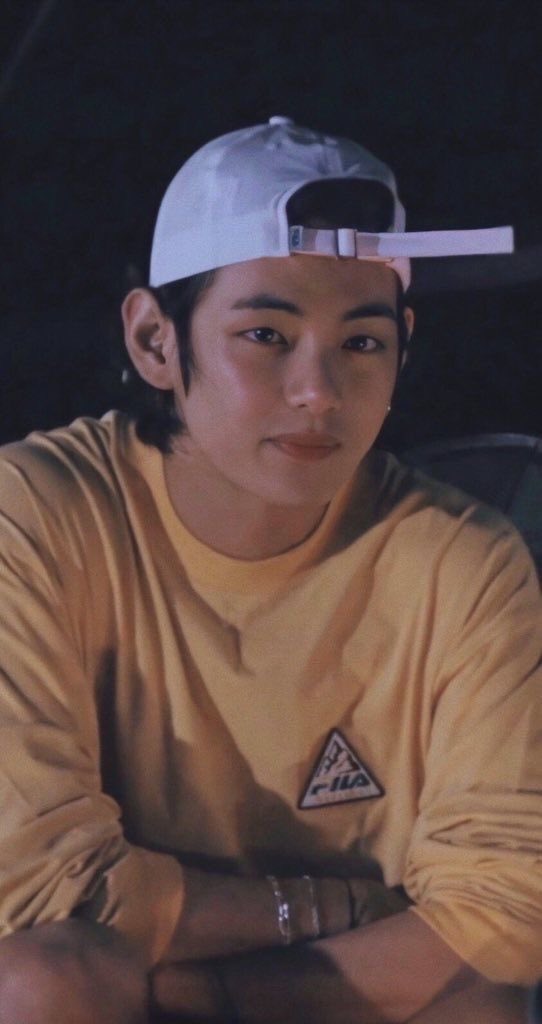 hesouluv's tweet photo. #taekookau — White Lies

Após anos de silêncio, Tae e JK se reencontram para beber enquanto a namorada de Tae, está longe. Mas então JK, embriagado, confessa que o afastamento foi um refúgio, por ele não suporta ser apenas amigo quando sabe que seria melhor para Tae do que ela.
+ https://t.co/zeGqAJIUgZ