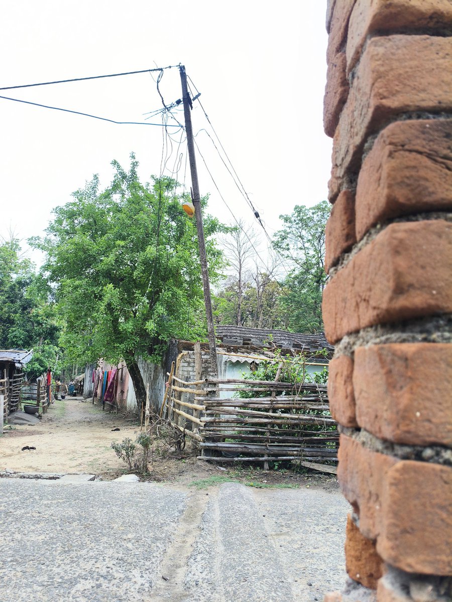 Chidananda01's tweet photo. Requesting urgent rectification of the last electricity pole in our village #Joradanga #Kaniha #Angul . The pole is Damaged and poses a safety risk to residents. Please fix this ASAP. 
@TPCentralOdisha @EnergyOdisha #SafetyFirst #Kaniha #TPCODL https://t.co/WADZL2aly5