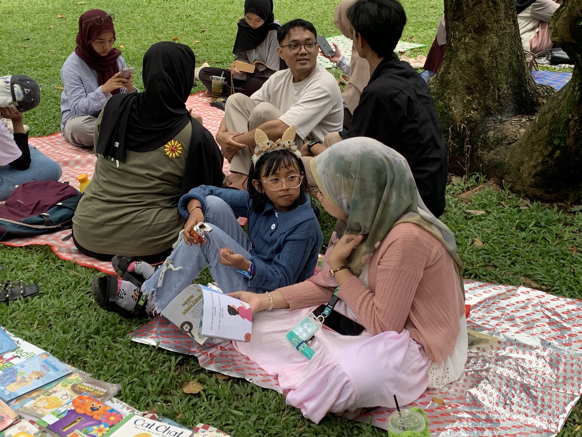 dudukbaca's tweet image. #hariminggu #malang #bacabuku
