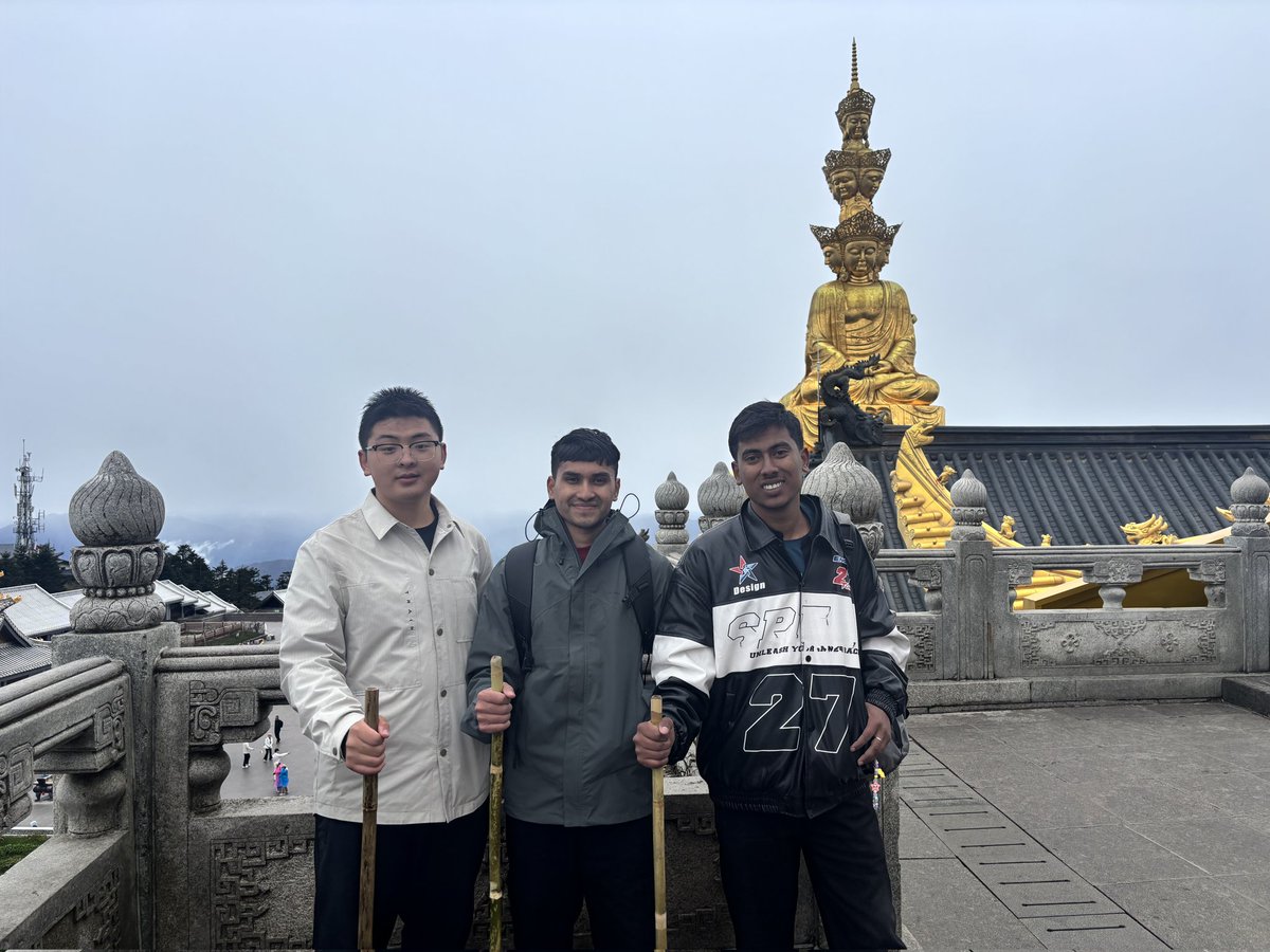 hellolinyue's tweet image. Hiked 🏞️ Emei Mountain with my Bangladeshi friends Asan &amp;amp; Tanvir from Baoguo Temple. It was tough, cold, &amp;amp; there were moments of doubt, but the summit made it all worth it. 27km, 80,000+ steps. A journey through hardship to reach the stars. 🌟 #EmeiMountain #Hiking 🥾 #Adventure