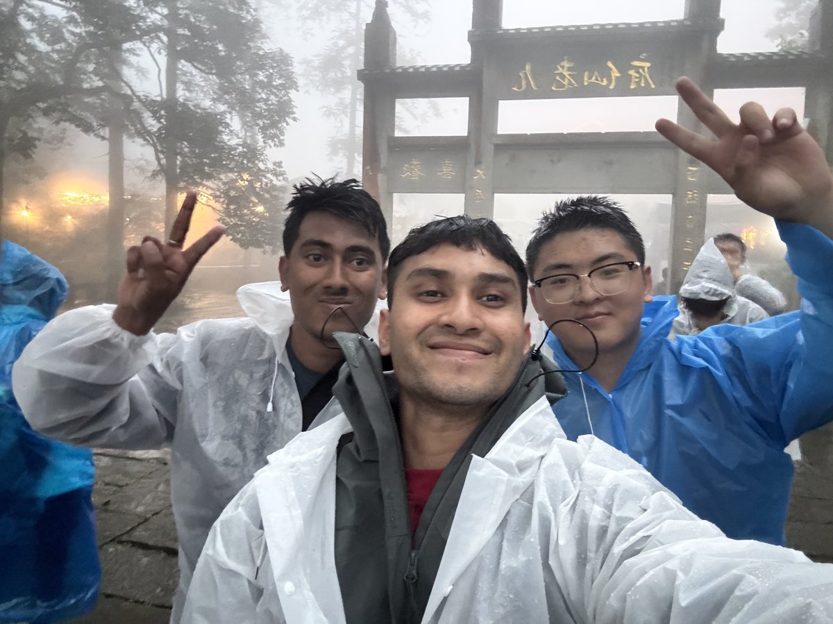 hellolinyue's tweet image. Hiked 🏞️ Emei Mountain with my Bangladeshi friends Asan &amp;amp; Tanvir from Baoguo Temple. It was tough, cold, &amp;amp; there were moments of doubt, but the summit made it all worth it. 27km, 80,000+ steps. A journey through hardship to reach the stars. 🌟 #EmeiMountain #Hiking 🥾 #Adventure