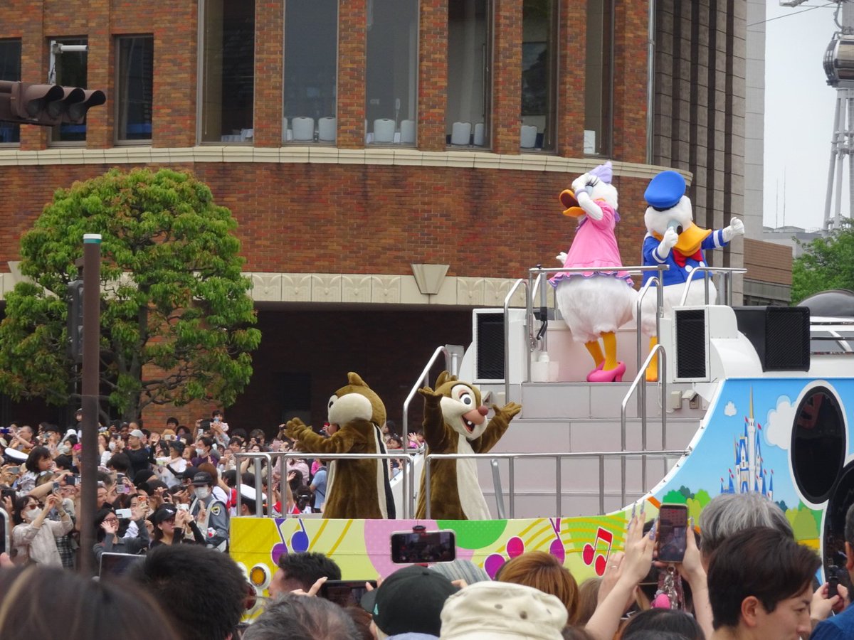 kinako83's tweet photo. ザよこはまパレードでミッキーが見れた！
コナンも来てたけど、低い車に乗ってて後ろ姿がチラッとしか見えなかった。
#ザよこはまパレード
#ミッキー https://t.co/giG2AfDBFQ