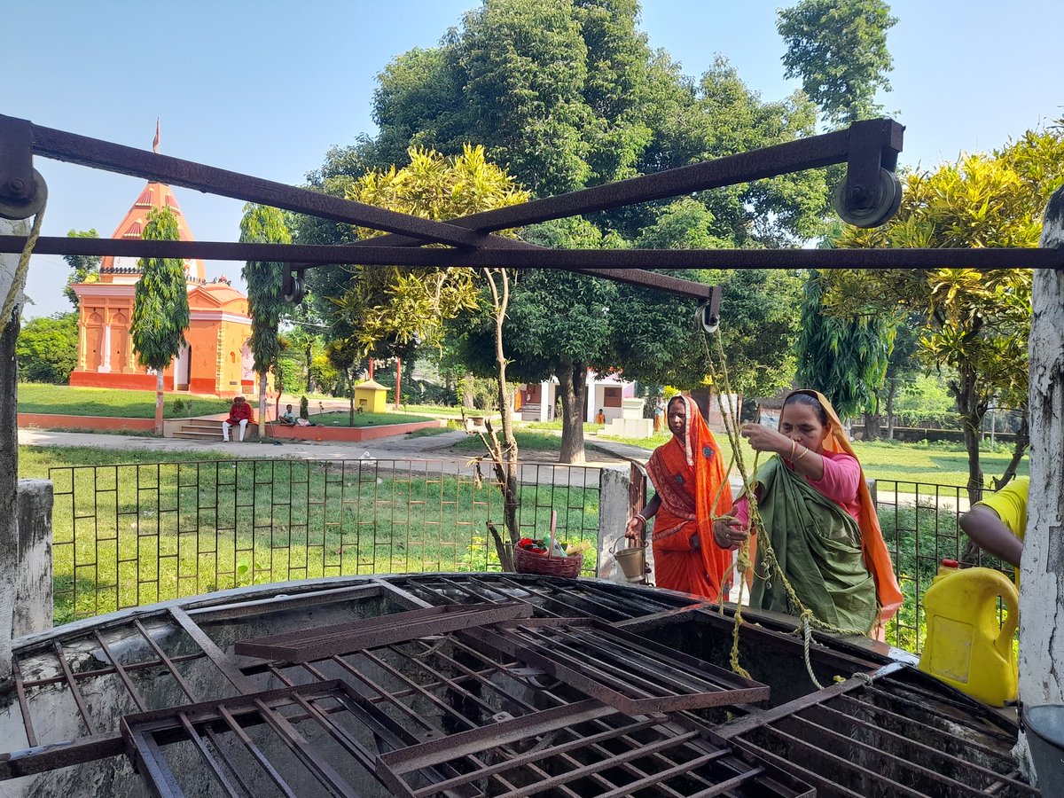 कन्दाहा #सूर्यमंदिर के  कुएं के पानी  से दूर होती है चर्म रोग।इस पौराणिक मंदिर में सूर्यदेव की सात घोड़ों के रथ पर सवार, एक अद्भुत मूर्ति स्थापित है। कहा जाता है कि प्राचीन समय में इस मंदिर का निर्माण भगवान कृष्ण के पुत्र सांभ्य (सांब) द्वारा कराया गया था। यह देश के बारह  see 👇