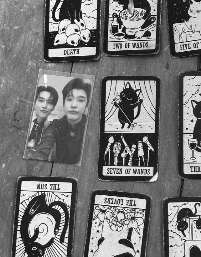 Yo con mi photocard de JimmyOhm porque la de superar y avanzar no me la sé