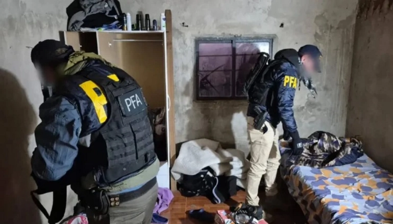 RadioCakos's tweet photo. @GabrielSoglio1 Yo aclararía: "La Embajada de EE.UU. informó sobre la actividad de un sospechoso de 17 años, quien se habría contactado via Telegram con un grupo yihadista orientado a promover atentados bajo la modalidad de “lobo solitario”."+"Allanan casas en La Plata y Ensenada" https://t.co/E1KDJn2Mmi