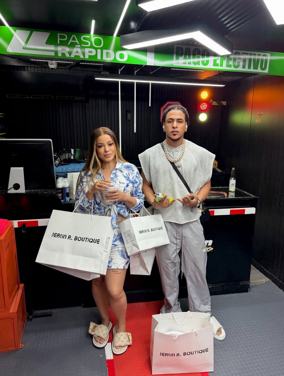 araujo_yov's tweet photo. El nuevo integrante del reality, Jerlin Retro. Jiménez le dice a Pamela que el estaba con La Insu… 👀

#PlanetaAlofoke https://t.co/rBK5i9vkno