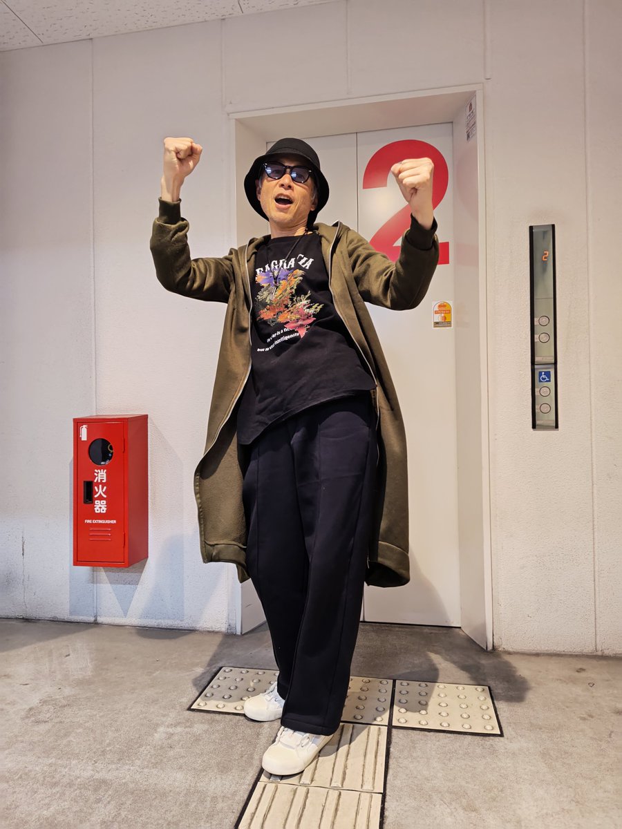 mjk_masato_kino's tweet photo. 昨晩ドデカイムカデに刺されて激痛が走り、応急処置してもらっていたため、早く寝ようと思っていたのに午前2時半をまわってしまって疲労感たっぷり。😢 今日はファンクラブの個別レター書いて過ごします！
 #LEVEL9ACADEMY
 #TravelTV
 #LEVEL9
 #木野正人 https://t.co/TcT62nrC2O