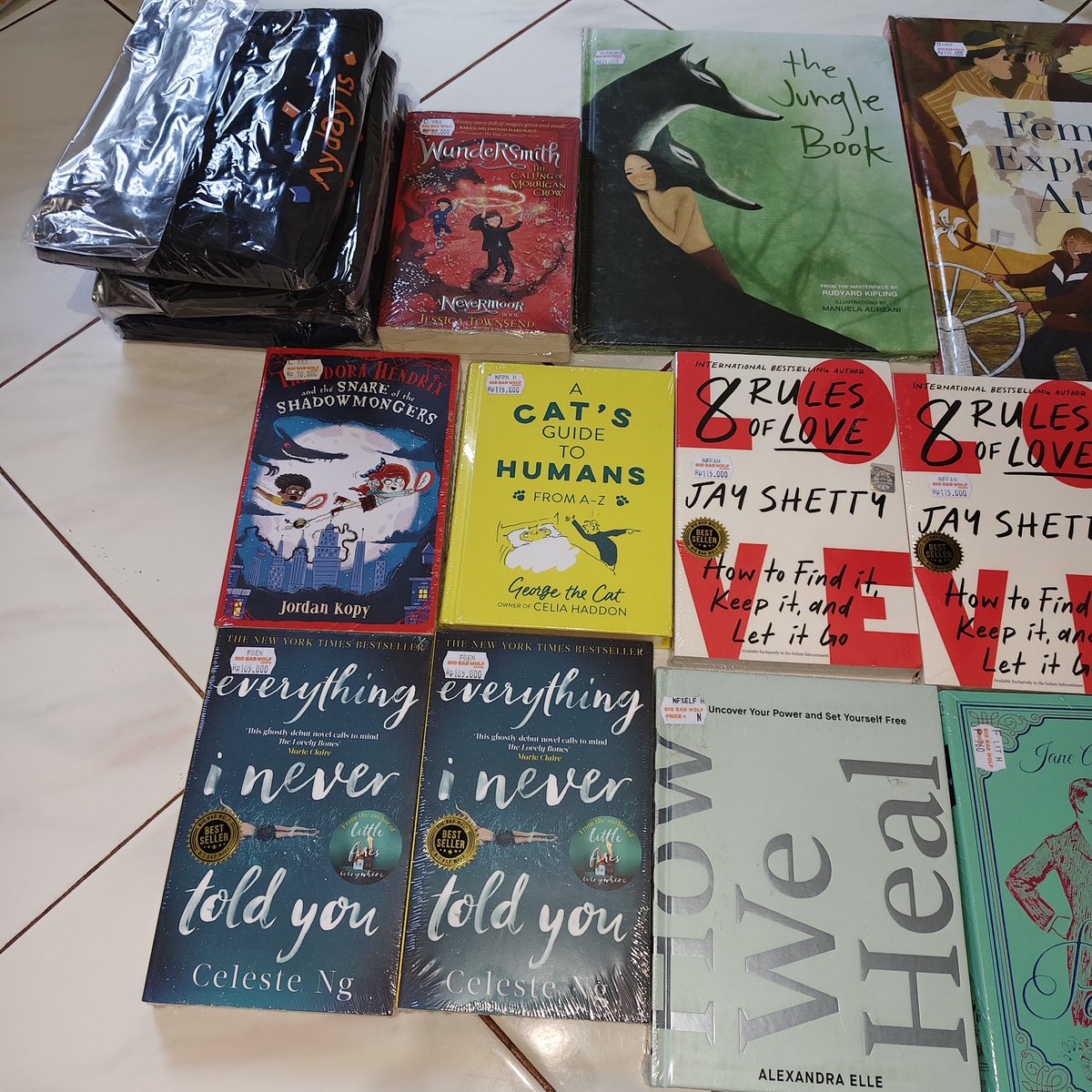dearphaenna's tweet photo. ini hasil jastip BBW (big bad wolf) jakarta kemarin, hari ini terakhir yaa aku masih open jastip, join grup yaa https://t.co/JSl4f4XG2W