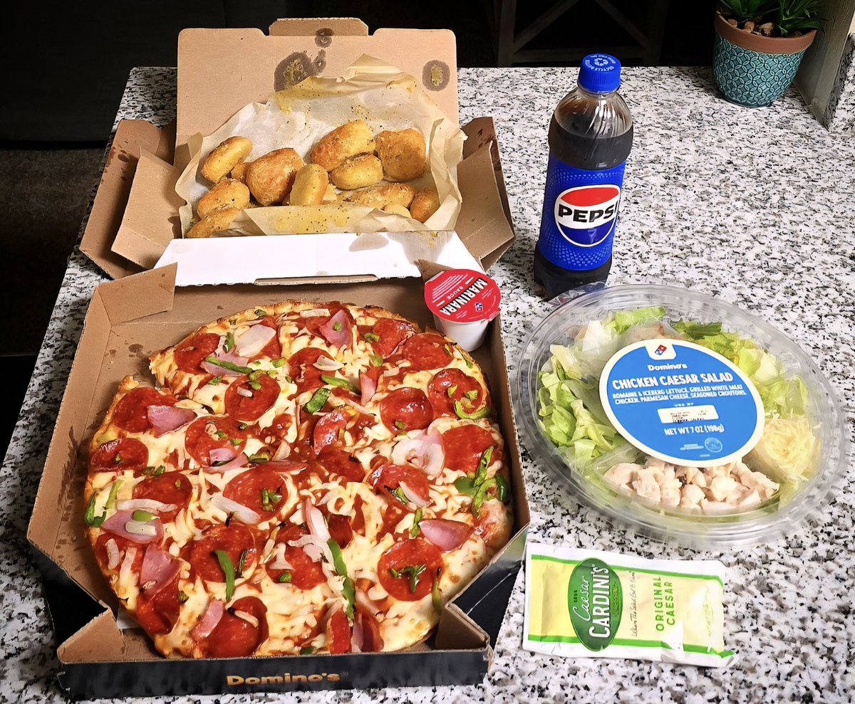 Trebuy681's tweet image. Pizza Night... 🍕🍕🍕🍕🍕🍕🍕 #BuenProvecho #Pizza #DominosPizza