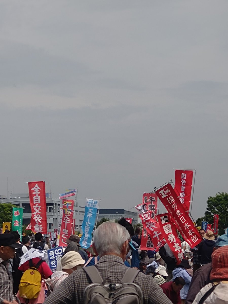 青空の下、有明に集まったたくさんの声。
憲法について考えることは、私たちの未来を考えることそのもの。
いま世界が揺れている時期だからこそ、この場所で感じる「平和の重み」を大切にしたい。
​#憲法大集会2026 #憲法を考える
