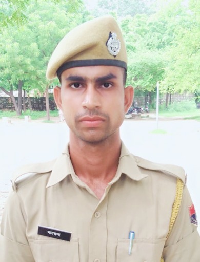 #Tonk  बनेठा थाना क्षेत्र से दुखद घटना* 
बनेठा थाना पुलिस के सिपाही भागचंद सैनी की संदिग्ध हालत में हुई मौत, क्षेत्र में फैली सनसनी,
रात को अकेला गश्त ड्यूटी पर गया था सिपाही, जो थाने पर वापस नहीं लौटा, आज रविवार सुबह मिली लाश 
संभवतः मर्डर की बताई जा रही आशंका जताई जा रही हैं