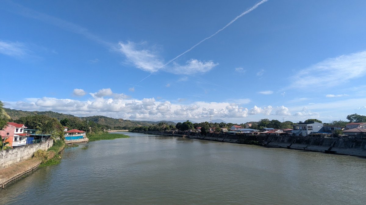 tktktk09's tweet image. ラグナ湖（Laguna de Bay）を一周し、
メトロマニラに戻る。
どこまで行っても青空。
#フィリピン #Philippines
#フィリピンドライブ
#ラグナ湖 #LagunaDeBay