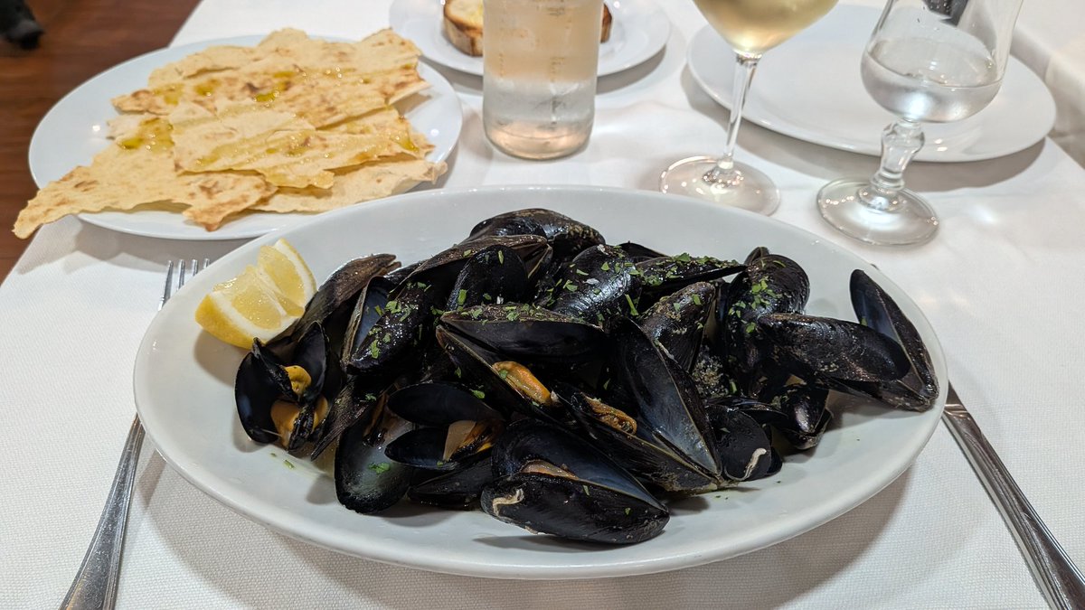 necocota's tweet photo. イタリアのイタリアンおいしい。旨味の強いムール貝とコーヒー入りのティラミスが良かった。 https://t.co/C6h2LXoStr