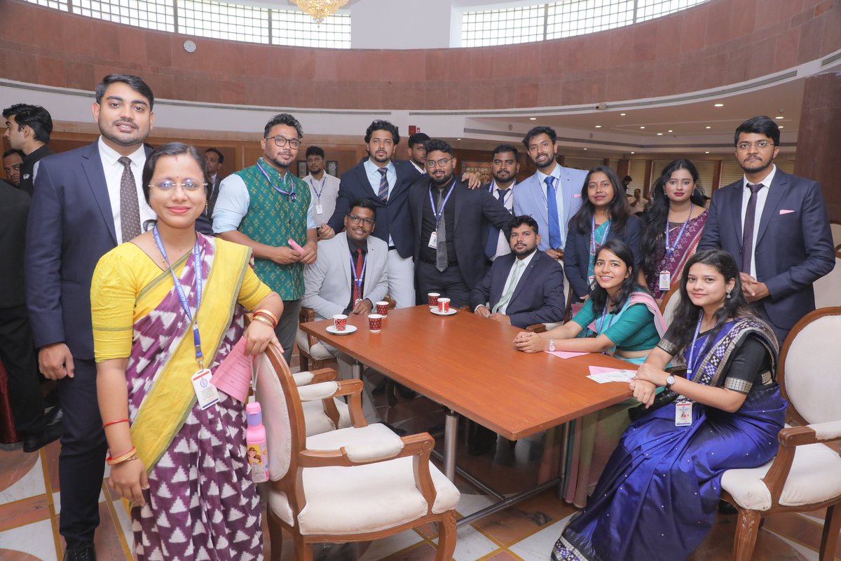 AkashUditansu's tweet image. OLS DR-23 Batch at the temple of democracy, the Parliament of INDIA 🔥.

#parliament