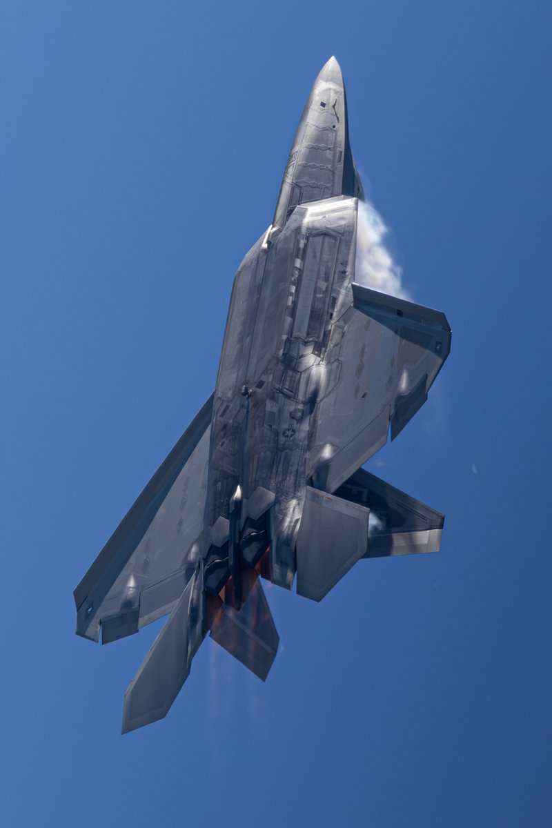 thatcococat's tweet photo. Raptor demo at the Great Texas Airshow
This was my first time photographing the F-22 and it certainly did not disappoint! https://t.co/xlgWcAuFLe