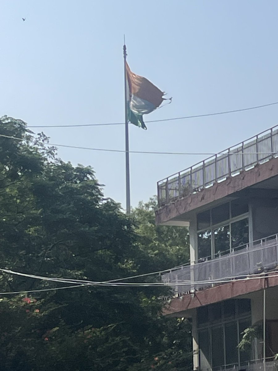 RohitPandit67's tweet photo. In 2022, to mark 75 years of independence, numerous high-mast national flags were installed across public spaces in New Delhi. Sadly, their maintenance has been poor. Photograph of one at SDA, Hauz Khas. We need to respect our #Tiranga
@CMODelhi @LtGovDelhi https://t.co/J2uJBPRy2q