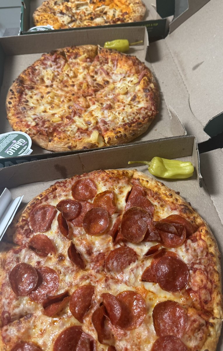 LeclercsLeftNut's tweet photo. @dominos Jarring to see a company that actually delivers what your ordered, cuts their pizza, and gives free garlic sauce @PapaJohns https://t.co/8GSLfQ0H6t