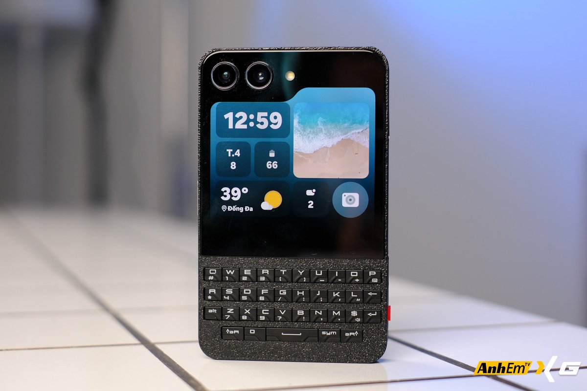 skyblue_1985jp's tweet photo. Galaxy Z Flip5とBlackBerry Porche Design P'9981を融合させたベトナム人ニキ現る😬

・端末はメイン画面破損のジャンク
・キーボードはBlackBerryから流用
・フレームを設計して3Dプリント
・ランチャー導入でスマホ並みの操作

凄すぎませんか？w w 試作機で現時点の市販はなし。BlackBerryを彷彿させる製品はよく見かけますが、本物の流用は浪漫あると思います！

こういうの欲しい方は今年発売予定のUnihertz Titan 2 Eliteにも注目。久しぶりにガチ物理キー搭載スマホが欲しくなってきますねぇ(*´艸｀*)