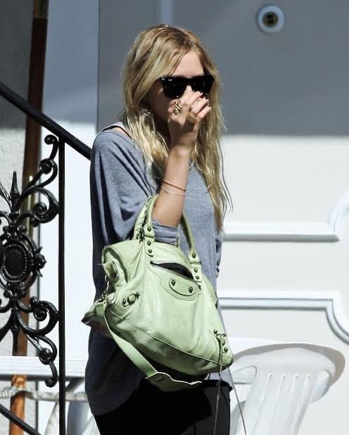 cherhorowiz's tweet image. I KNEW THAT BAG LOOKED FAMILIAR