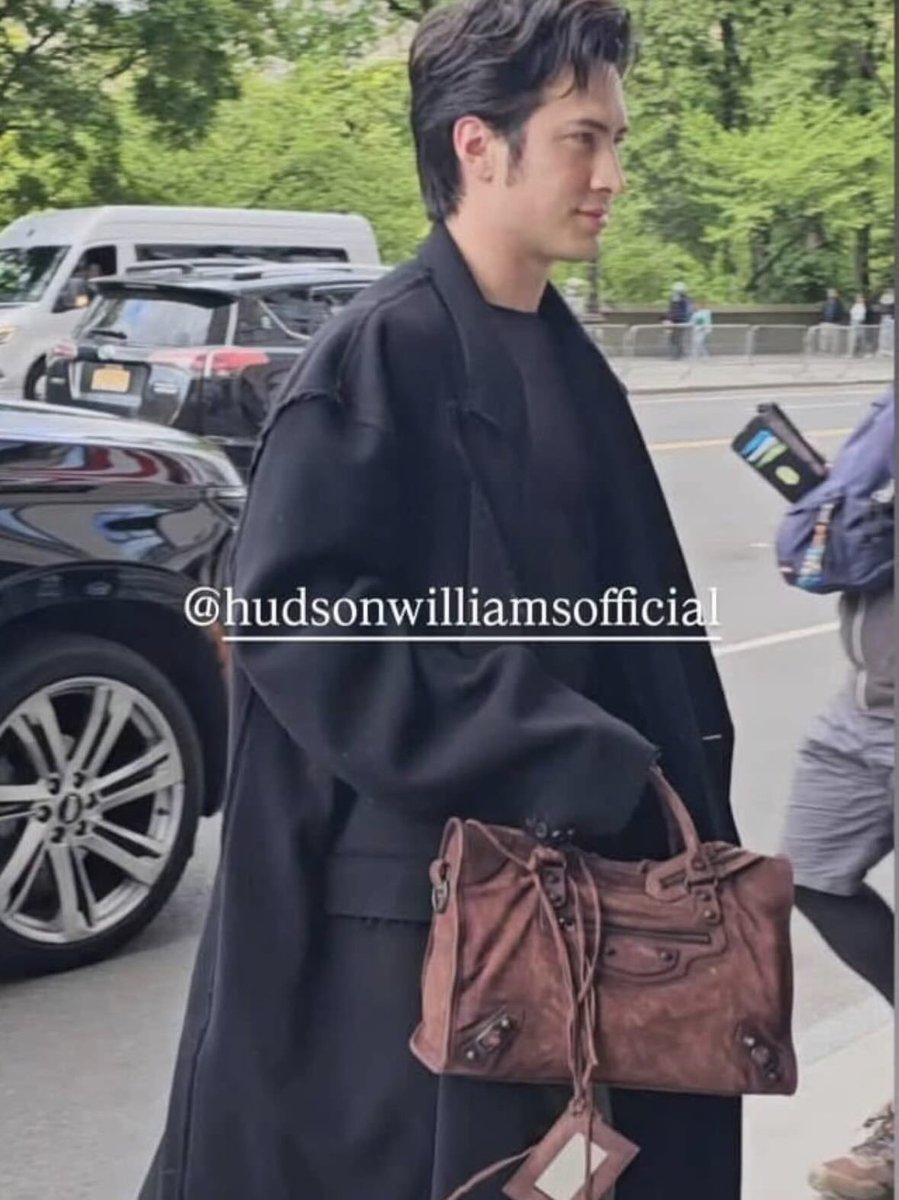 cherhorowiz's tweet image. I KNEW THAT BAG LOOKED FAMILIAR