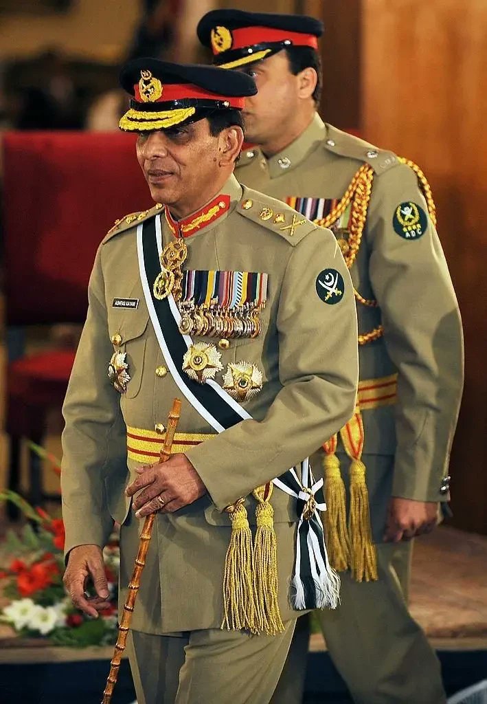 Syasi_Cheragh's tweet photo. د اېبټ اباد خونړۍ شپه او د اسلام اباد شرمونکې کیسه!

د ۲۰۱۱ کال د مې د دویمې نېټې شپه وه؛ هغه شپه چې د پاکستان د خپلواکۍ او اسلامي غیرت درواغجنې دعوې یې رسوا او د پاکستان کاذب مخ یې بربنډ کړ.

د سهار په شپږ نیمو بجو د وخت د ولسمشر اصف علي زرداري له دفتره د هغه ویاند فرحت الله بابر ته زنګ راغی. بابر په داسې وختي زنګ ځکه حیران و، چې هغه به معمولا له غرمې وروسته رسمیاتو ته تلو او د معمول کارونه لپاره چا ورسره له هغه مخکې اړیکه نه نیوله. ولسمشرۍ ماڼۍ ته په رسېدو سره یې د ویرې او وارخطایۍ یوه عجیبه فضا ولیده. هغه چاپیریال چې هر څه په کې نادره ښکارېدل.

په ولسمشرۍ ماڼۍ کې وارخطایي خپره او د ماڼۍ په هر کونج کې د امریکایانو د برید او د اسامه د وژلو پسپسک روان و.
د هر چا په ذهن کې لومړۍ پوښتنه دا وه، چې د پاکستان پیاوړی پوځ او قوي استخبارات څنګه په داسې حال کې په خوب ویده پاتې کیداشي چې امریکایان یې په کور دننه دومره لوی عملیات کوي؟ یا دا چې د تل په څېر یې د معاملو په بړستن کې سرونه پټ کړي وو او بیا یې په یو بل ننګ معامله کړې ده؟

شیبه وروسته بارک اوباما زرداري ته ټلیفون وکړ. اوباما خپله وایي چې ده فکر کاوه زرداري به د پاکستان د فضايي حدودو د ماتولو له امله سخت غبرګون وښيي، خو برعکس، د پاکستان مسلمان او غیرتي ولسمشر په ډېرې بې شرمۍ سره اوباما ته د عملیاتو د بریا مبارکي ورکړه او ویې ویل: «پایلې چې هر څه وي، خو د اسامه وژل ښه خبر دی».

له یوه پلور شوي وجدان او معامله ګر شخصیت څخه له دې پرته د بل څه تمه کیدای شي. ولسمشرۍ ماڼۍ له د ډاډ ساه واخیسته او اوسېدونکي یې پوه شول چې دا هر څه له معاملې پرتې ناشوني دي، هغه معاملې چې په د مسلمانانو د مقدساتو او ارزښتونو سودا کیږي.

بل لور ته، د پاکستان د پوځ لوی درستیز جنرال کیاني هم د سهار په درې بجو د امریکايي جنرال مایک مولن لخوا له خوبه ویښ کړل شو. کله چې کیاني ته وویل شول چې اسامه وژل شوی، هغه د دې پر ځای چې د خپلې خاورې د دفاع پوښتنه وکړي، د ویرې په حالت کې وویل چې دا ډېر ښه وشول. 

دا هغه پوځي مشران دي چې د خپلو خلکو پر وړاندې د زمریانو په څېر غړمبیږي، خو د امریکا په وړاندې یې د ډار له امله د خبرو توان هم نه درلود.
د اېبټ اباد پېښې وښودله چې د پاکستان واکمنې کړۍ یوازې د خپلې بقا او د امریکا د خوشالولو لپاره ژوند کوي. دوی حتی د دې پېښې د پلټنې رپوټ هم پټ کړ او کله چې الجزیرې تلویزیون هغه افشا کړ، سمدستي یې په پاکستان کې د هغوی ویبپاڼه د دې لپاره بنده کړه، څو د دوی هغه خاینانه مخ پټ پاتې شي چې څنګه یې د اسلامي ارزښتونو په قیمت له امریکا سره د غلامۍ تړونونه لاسلیک کړي دي.

دا یوازې د اسامه د وژلو کیسه نه ده، بلکې د یوه داسې نظام د رسوا کېدو کیسه ده چې د مسلمانانو په وینو او مقدساتو تجارت کوي. هغه دولت چې له امریکا څخه یې ویره د خدای له ویرې هم زیاته ده او نن ورځ ورسره موږ یو ځلې بیا لاس او ګریوان یو.

نوټ: پر وټساپ مو دلته څارلی شئ!
Follow the سياسي څراغ - چراغ سياسی| Cheragh Syasi channel on WhatsApp:     https://t.co/vU0OaqXLR7…
