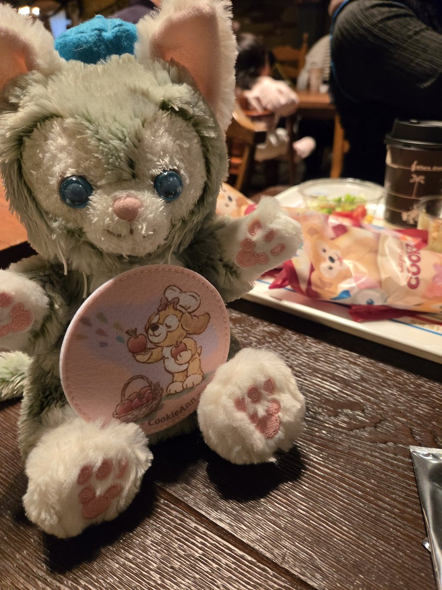 hhh_nanase's tweet photo. 先日ワートリフェスとディズニーシー行ってきました😊✨
アリーナ席でめっちゃ近かった……！
シーは大雨でびしょびしょ……お勉強代としてカッパを買いました✌️ショーレストラン楽しかった！
東京ドームいつか行けるという期待込めて持ち上げました💚⛄ https://t.co/qurmKe5HFL