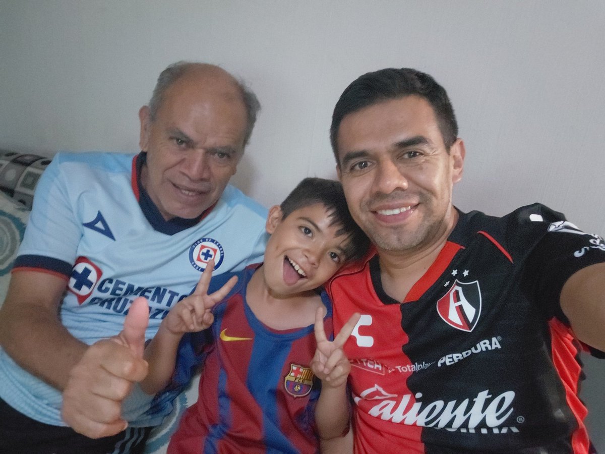 akd17's tweet photo. @redes_TUDN @TUDNMEX #QuienPegaPrimero ¡VAMOS ATLAS!🔴⚫️⭐️⭐️⭐️ https://t.co/VwrvqnJBmx