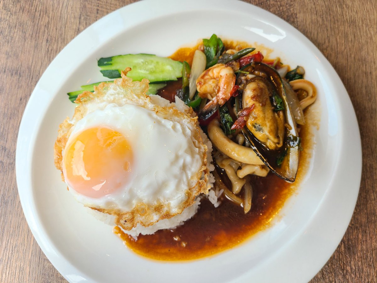御徒町のA・HAAN・THAIさんでお昼ごはん。ガパオの海鮮のが珍しくて選んでみた。辛さ9段階で1を選んだけど十分ピリ辛でした。おいしかったー😋　お店の人も感じ良い。さすがほほえみの国。