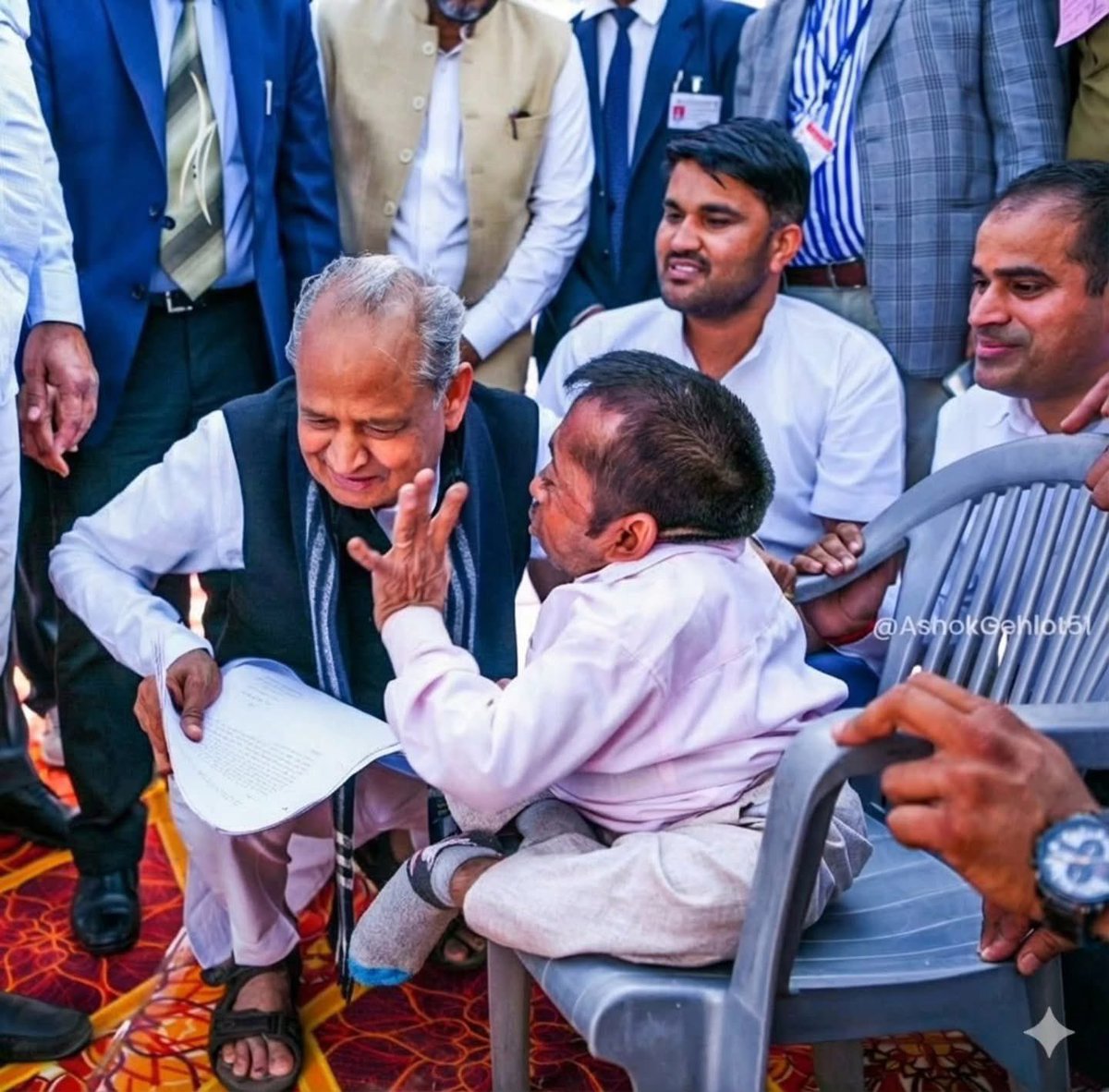 RCGORA29's tweet photo. जन सेवक, जनता के  मुख्यमंत्री Ashok Gehlot जी को जन्मदिन की हार्दिक बधाई एवं शुभकामनाएँ।
ईश्वर से आपके उत्तम स्वास्थ्य, दीर्घायु एवं निरंतर जनसेवा की कामना करता हूँ।🎉💐 @ashokgehlot51 https://t.co/0tkL6CQVn3