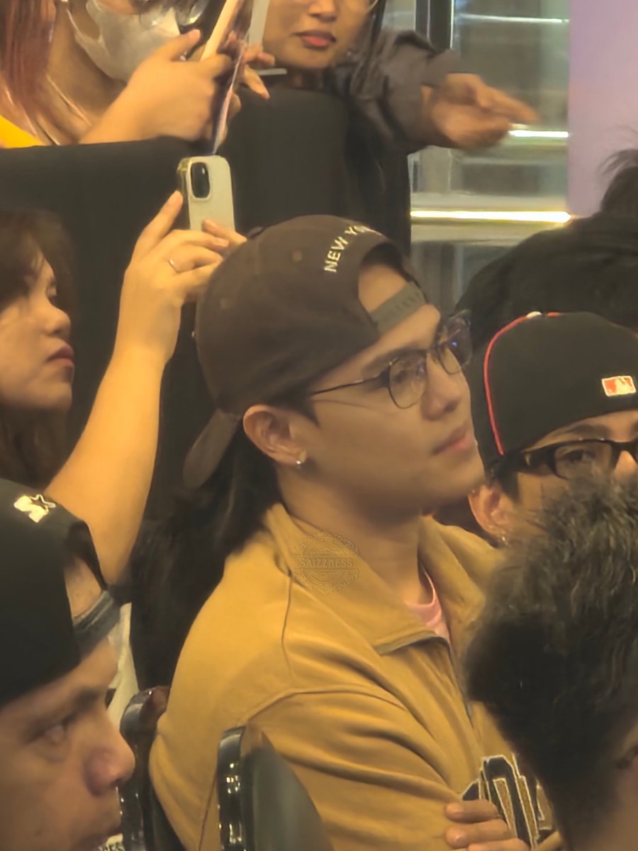 Saizzness's tweet photo. Spotted na namin si Boss Ji and Baba of Team NGL 👀🔥

Ihanda niyo na ang loudest cheers mamaya, Magiliws and Ritmos! ❤️‍🔥

#EveryJuansChoice #EveryJuansCrowdFavoriteMLBBTeam #MLBB #PPOP #ALAMAT #ALAMAT_RJI #ALAMAT_TOMAS #XERENADE https://t.co/fDo9hRVIq1