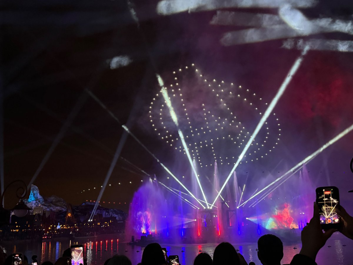 Peetersmark2's tweet photo. My imagination creates my reality #disney #avanger #droneshow #disneyland #paris https://t.co/OBSrD8lwjt