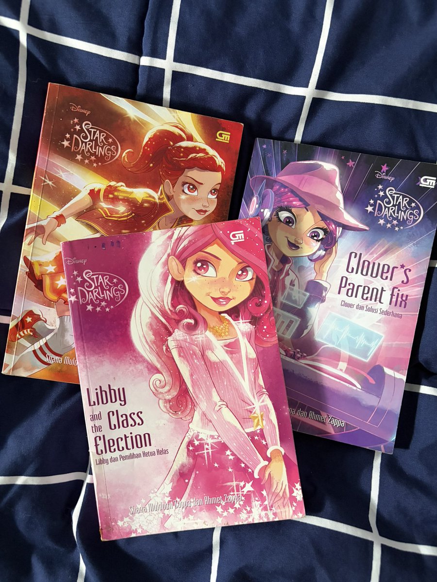 namongiee's tweet image. Hallooo ada yg tertarik gak yaa klo aku jual buku ini, ini novel ada color page nyaa di dalem illustration nya bagus sii if u guys interested catch me up ya #novel
