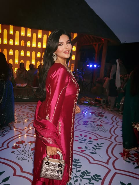 Aishasubhan77's tweet image. Stay classy, never average 💎👑 #LuxuryLife #StyleGoals #ClassyLook #RichVibes #InstaFashion