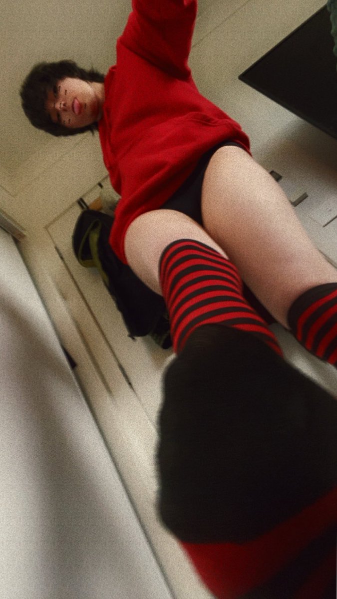 dutchthemutt's tweet photo. Any volunteers to be stood on? *3*
-
-
#nsfw #feet #ftm https://t.co/aZINmUnGvb