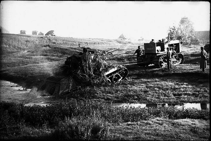 Tank_Archives's tweet image. #OTD in 1942 the State Committee of Defense ordered the introduction of bonuses for evacuating damaged tanks. Recovery teams earned 5000 rubles per heavy tank, 2000 per medium, and 500 for a light. #tanks #history #WW2 #WWII