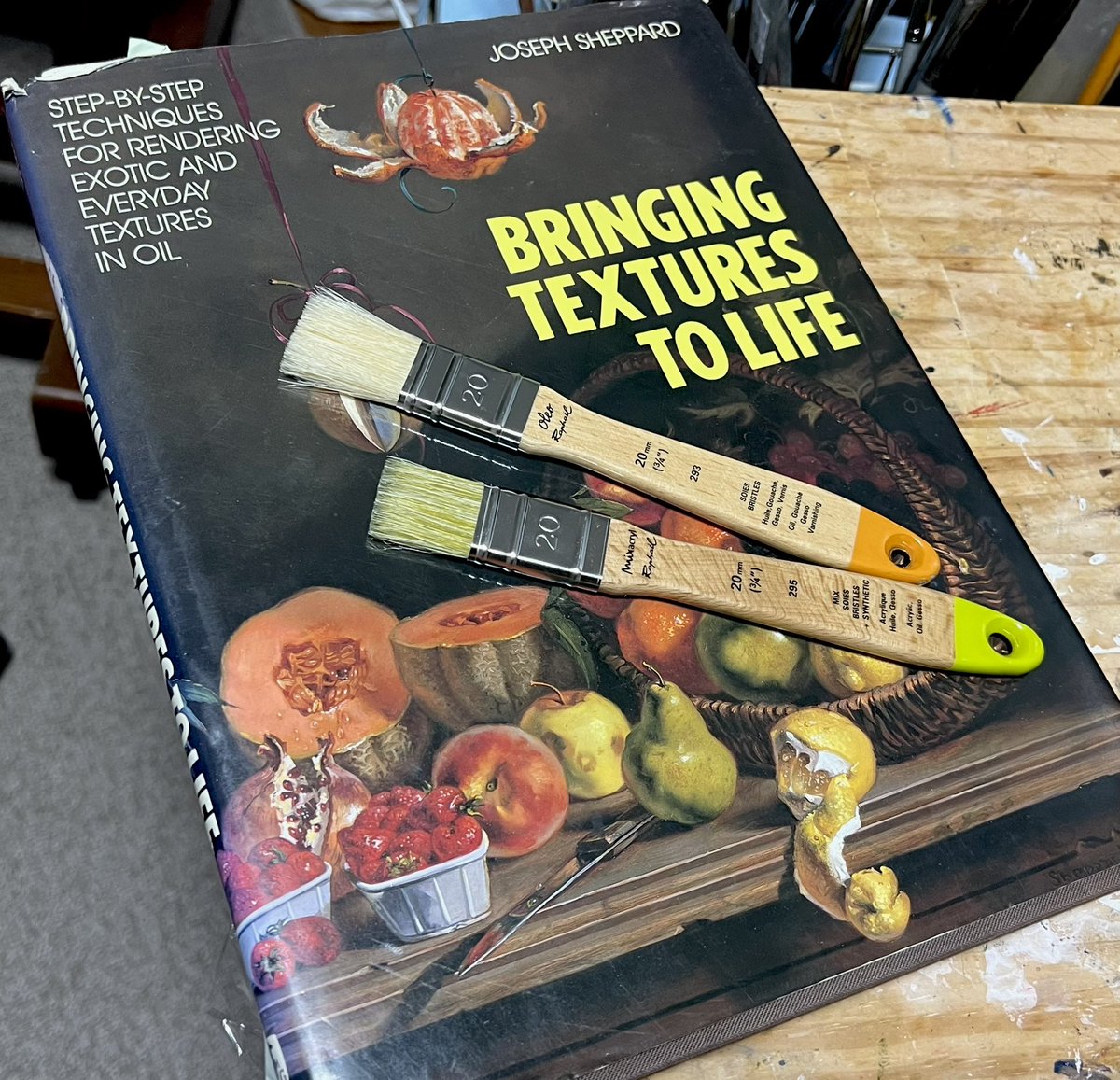 20年以上前在米中に買ったこの本。ステップバイステップが豊富、スピード感よく色鮮やかに描いていく様にかっこええなあと溜息だったがそれは今も変わらない。良いブレンディングブラシは豚毛で作られたwindow trim brushとあり当時は何のことやらわからなかった。懐かしくて似たのを買ってしまった