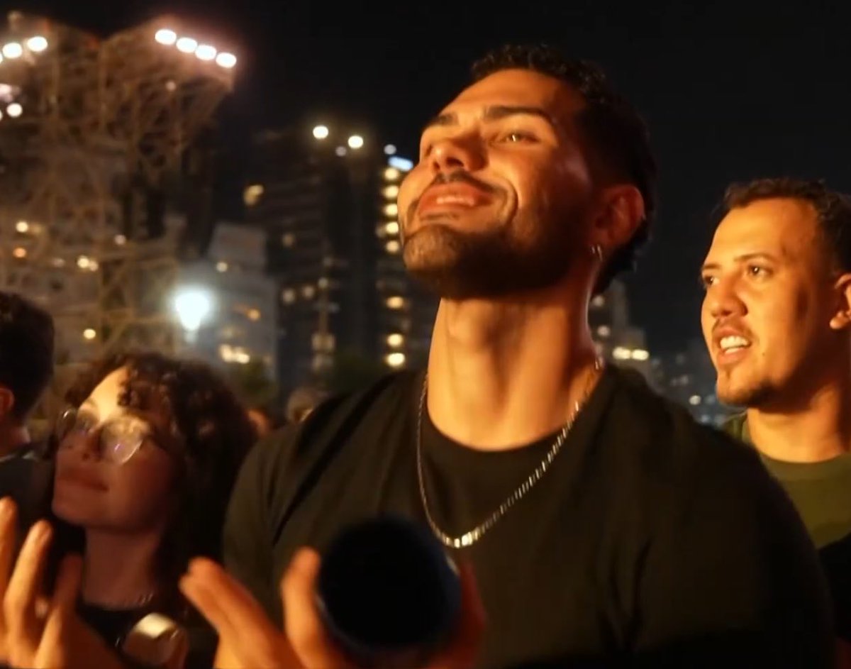 que bofe lindo meu deus queria saber quem é 

#TodoMundoNoRio
#ShakiraNaGlobo