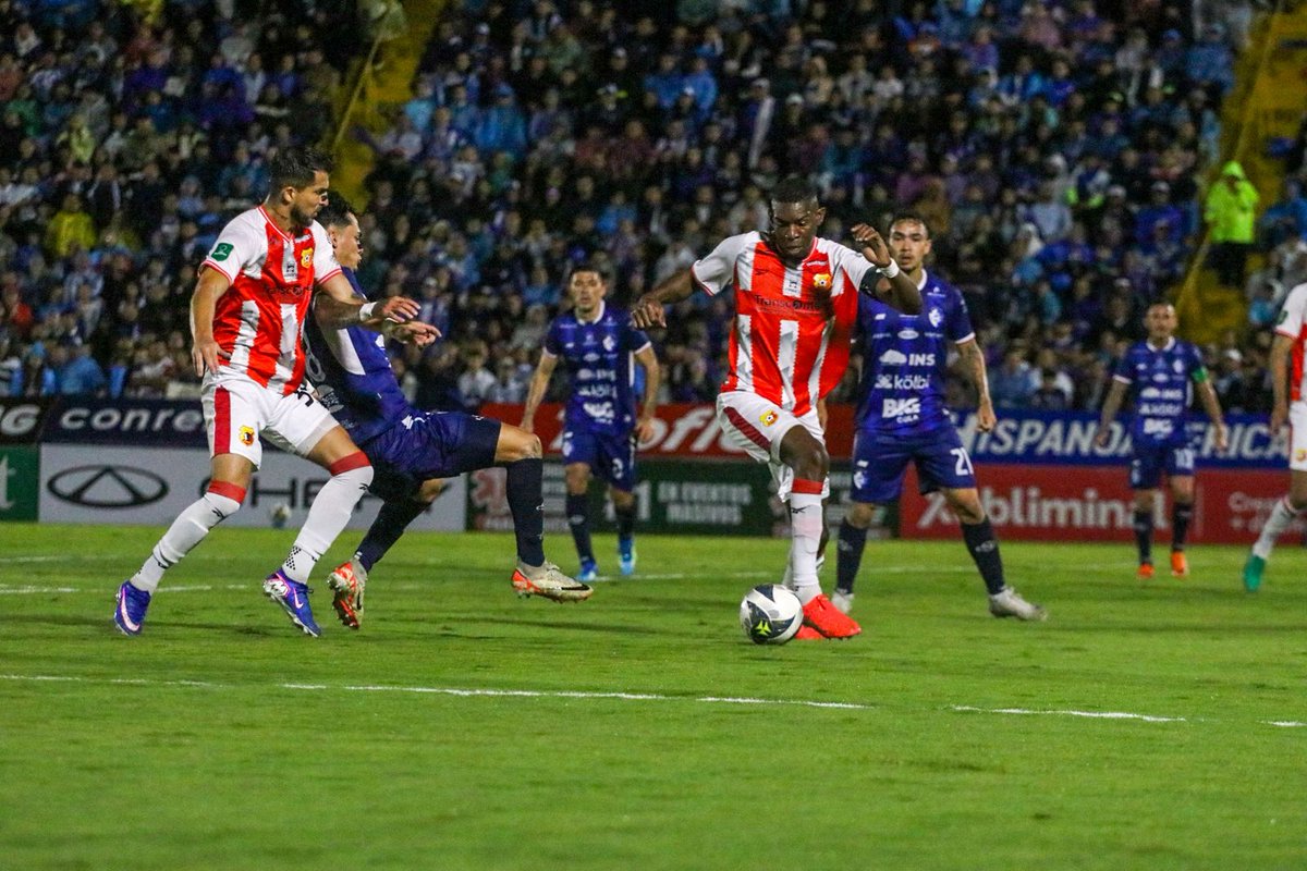 ADNROJIAMARILLO's tweet image. 🔴🟡 #CSH | 🔚 El Club Sport Herediano golpea primero en el juego de ida de la semifinal, con victoria por la mínima en el "Fello"Meza ante el Cartaginés de 0 a 1.❤️💛🔥⚽

⚽ Elías Aguilar

#CSC 0-1 #CSH

📸 :Fuente @piedra_photo. 

#SomosÚnicos #CSH #paginaadnrojiamarillo1921