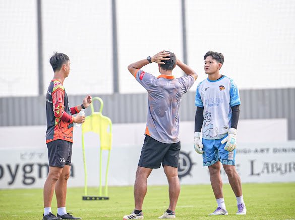 yasunagasotato's tweet photo. 本日18時
日本時間20時
キックオフ!
ACL2に向け決勝戦3連戦!
選手、スタッフと共に勝利を
掴み取ります!
#アンコールタイガーFC
#安永聡太郎
#bizmates
#津留建設工業
#日総ビジネスサービス
#ty
#H2OCOFFEE
#福留開発
#IPASSION
#韓国家庭料理唐辛子
#まんまる薬局
#ATHLEAD https://t.co/v6uxKMWBFa