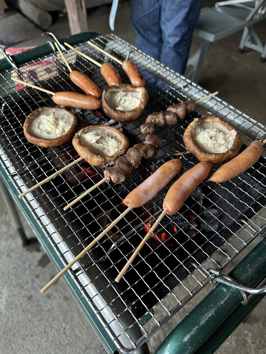 miyake03's tweet photo. ゴールデンはシャウエッセンと椎茸焼き。 https://t.co/jvkj21oB9x