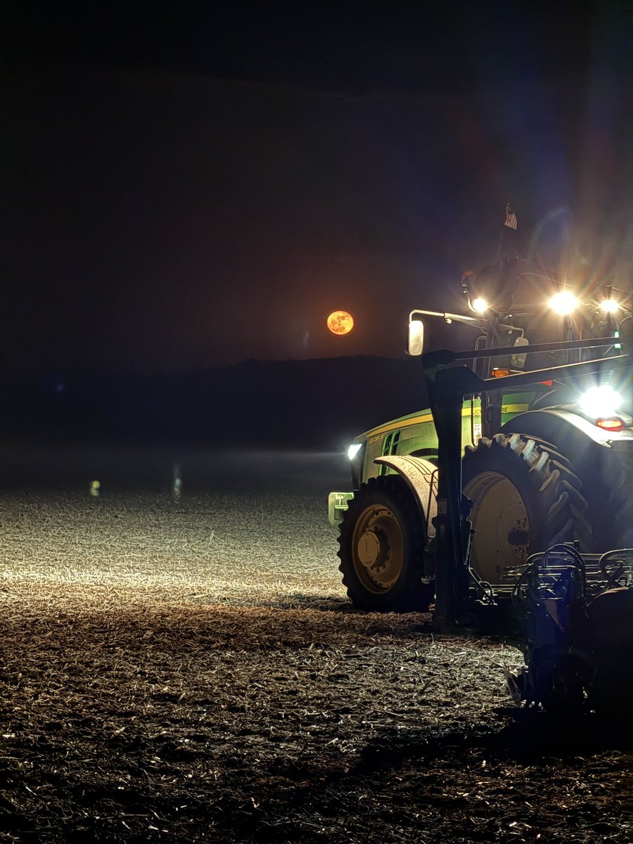 DrooperTroop's tweet photo. #plant26 certainly has its challenges, but also its dividends #iowacorn @JohnDeere https://t.co/cC0GayR21S